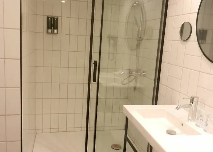 Ght Miratge - Only Adults 18 And Up